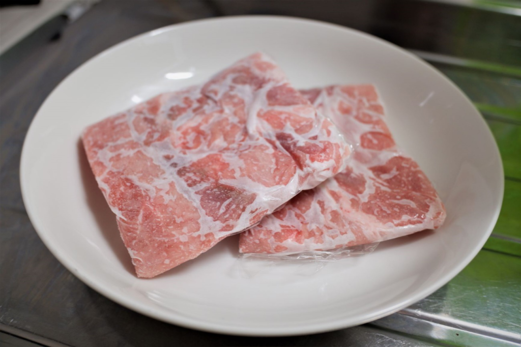 サランラップで包んで冷凍した豚肉