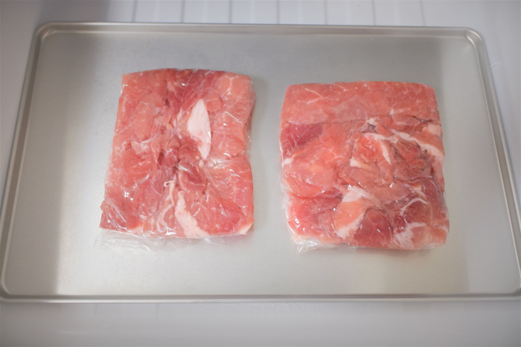 豚肉をアルミトレーに入れて急速冷凍している状態