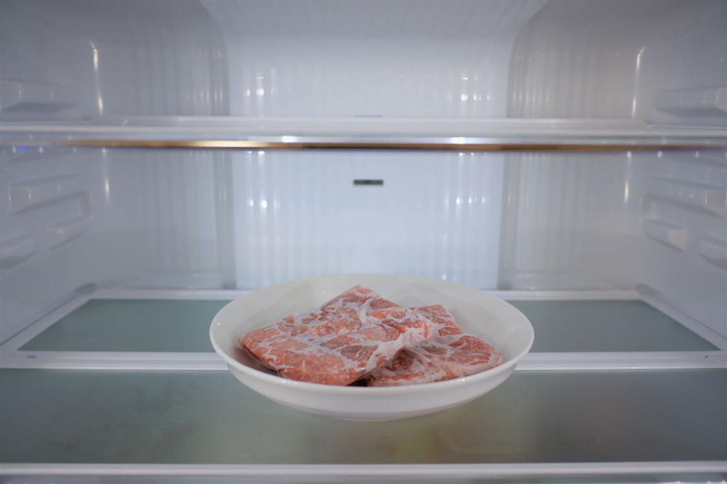 冷凍した豚肉を冷蔵庫で解凍している状態