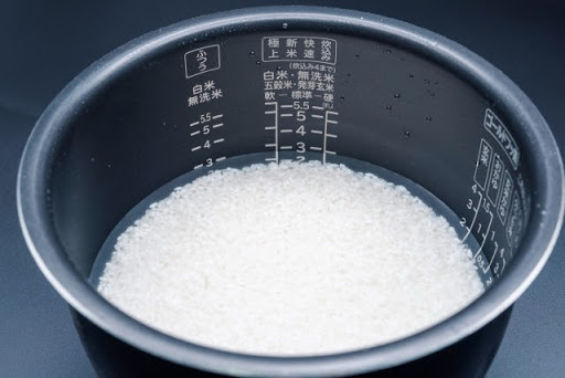 米を炊飯器で浸水している状態