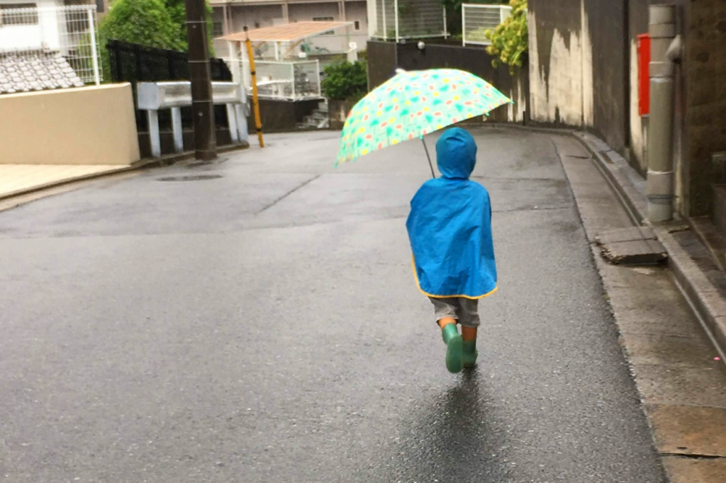 雨の日の子供
