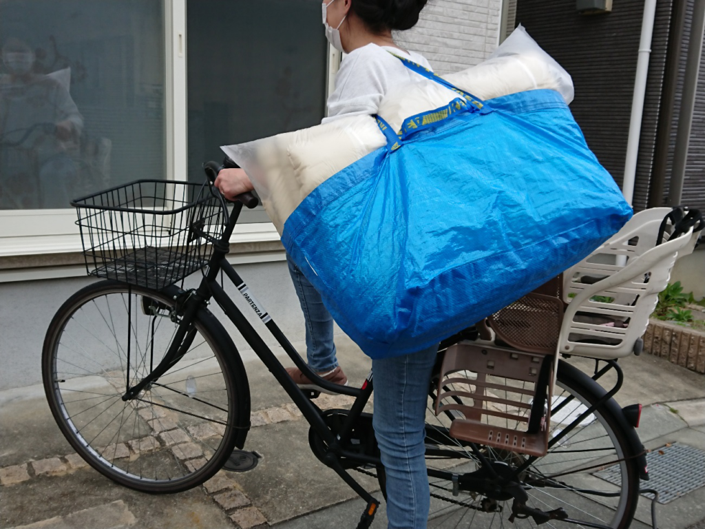 雨の日に自転車で保育園送迎 布団はどうやって運ぶ おすすめアイテムは ラフスタイル