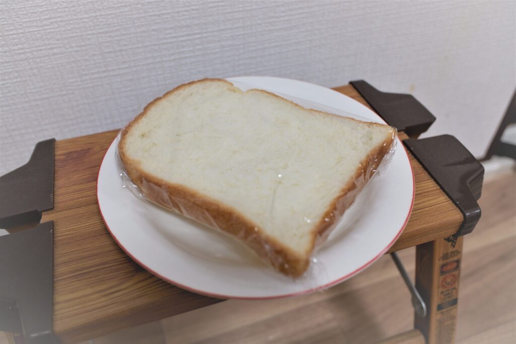 食パンをラップで包んで皿に乗せた状態