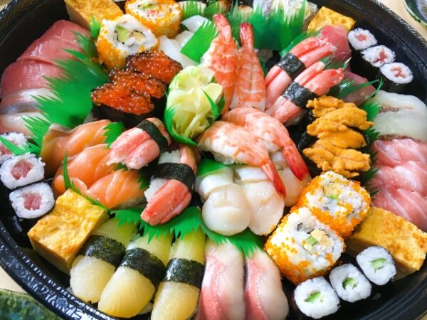 色んな種類の寿司の盛り合わせ