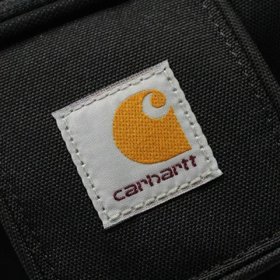 カーハートのショルダーバッグのロゴ